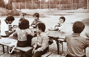 1976: die jüngsten Helfer beim Tennisplatzbau