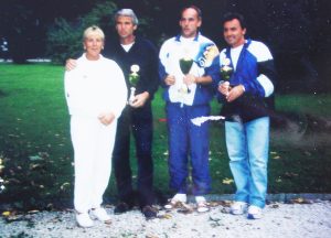 1995: 2. Vorstand Rosemarie Schröcker mit den Siegern der Herren 40: 1. Max Prugger (Zweiter von rechts) 2. Gerhard Henning (Zweiter von links), 3. Roland Rau (ganz rechts)
